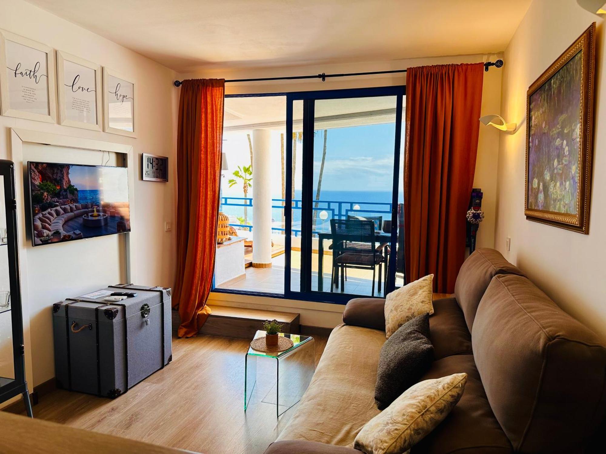 Private With Stunning Ocean Views And Sunset. Apartment